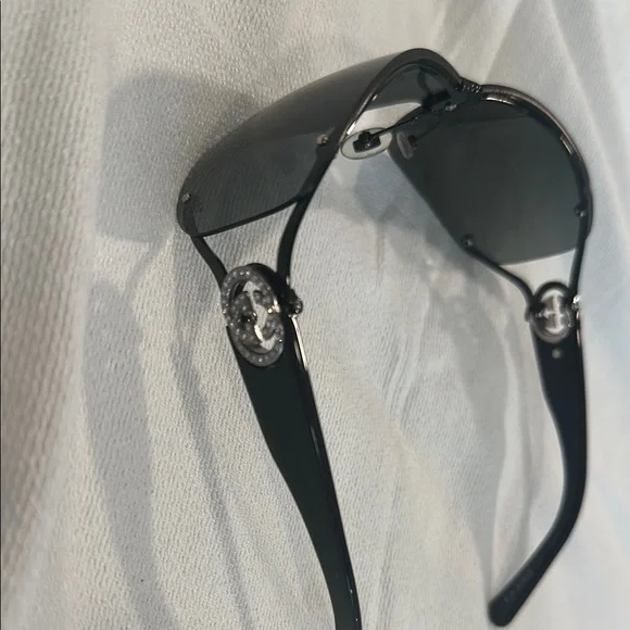 Gucci 2807/S Elegant Black Sunglasses with Logo Embellishment